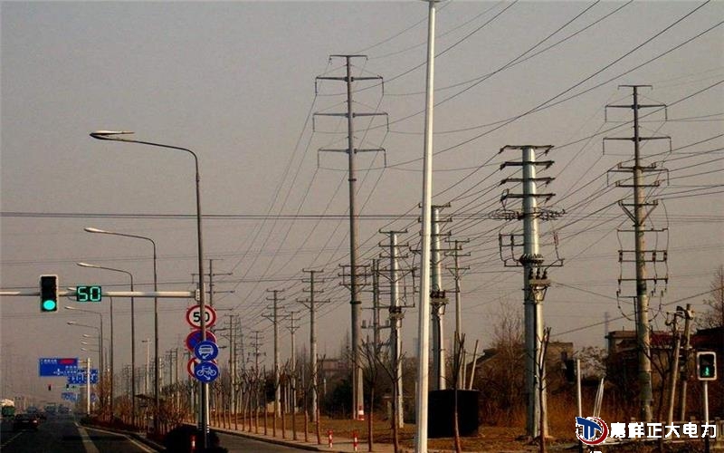 电线杆支点两边面使用木垫塞牢,绑扎结实,避免翻滚、跳动和磕碰,重心要平稳,装车完成后使用钢丝绳系紧 电线杆支点两边面使用木垫塞牢,绑扎结实,避免翻滚、跳动和磕碰,重心要平稳,装车完成后使用钢丝绳系紧